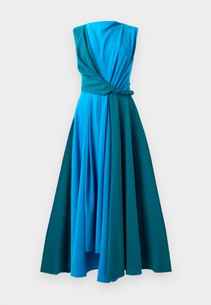 Ein ärmelloses Kleid in abgestuften Blautönen und Teal. Es hat ein gedrehtes Oberteil und einen fließenden, plissierten Rock.