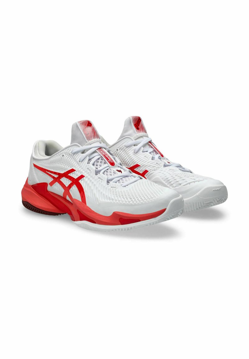 Scarpe sportive bianche con accenti rossi, dotate di una tomaia testurizzata, pannelli in rete e una suola in gomma con un motivo di battistrada unico.