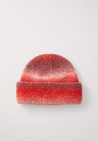 Gorra de punto en tonos rojo y gris con un acabado suave y texturizado. Presenta un dobladillo enrollado y una parte superior redondeada.