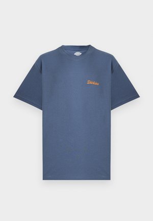 Blå kortermet t-skjorte med rund hals og liten oransje "Dickies"-logo på venstre bryst, vist på hvit bakgrunn.
