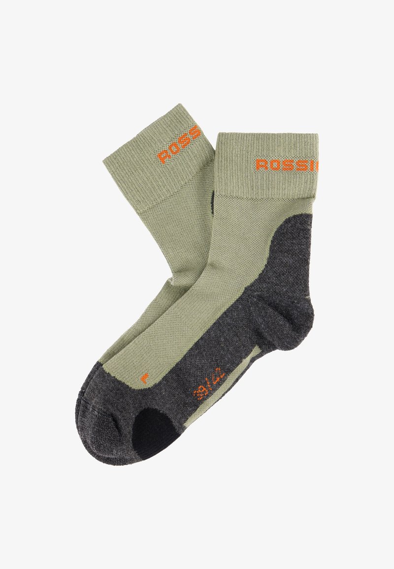 Paire de chaussettes de randonnée vertes et gris foncé avec talon et pointe renforcés, marquage orange sur le revers et indications de taille sur la semelle.