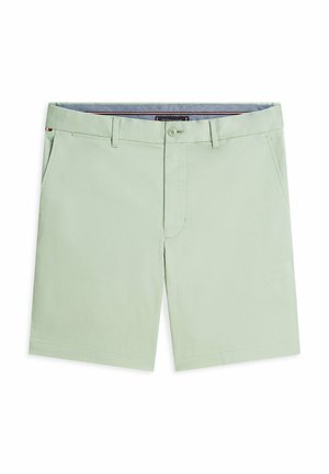 Pantalones cortos para hombre en verde claro con presillas para cinturón, cierre frontal con botón y cremallera, y bolsillos laterales inclinados, presentados planos sobre fondo blanco.