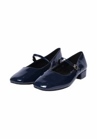 Scarpe in vernice blu navy con design a punta quadrata, tacco basso a blocco e una cinghia decorativa alla caviglia. Texture liscia con una finitura lucida.