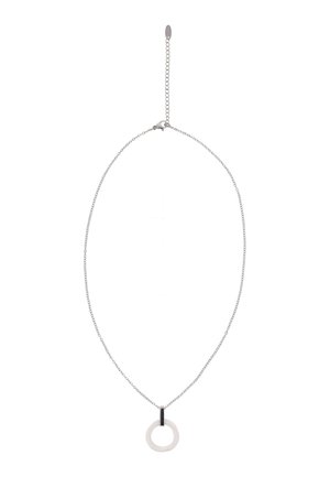 Colier din lanț argintiu cu un pandantiv circular alb atașat printr-o închizătoare mică neagră, expus pe un fundal alb.