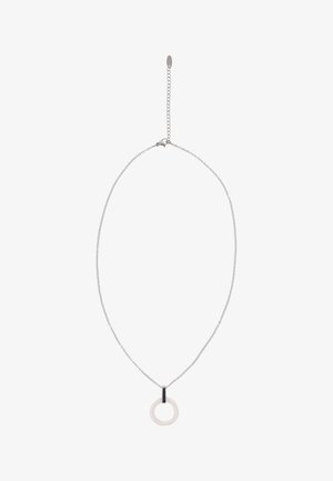 Srebrny naszyjnik z łańcuszkiem i okrągłym białym wisiorkiem przymocowanym małym czarnym zapięciem, prezentowany na białym tle.