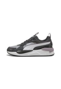 Scarpa sportiva con una parte superiore in tessuto grigio, accenti bianchi e suola nera texturizzata. Presenta un tallone imbottito e un dettaglio del logo in evidenza.