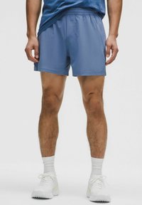 - Krótkie spodenki sportowe