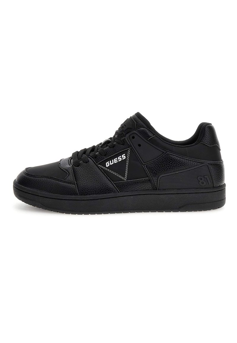 Sneakers neri con tomaia in pelle texturizzata, punta rotonda e design con lacci. Logo e dettagli notevoli in contrasto bianco.