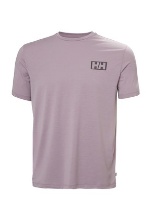 Korte mouwen t-shirt in lichtpaars, gemaakt van gladde stof. Bevat een klein zwart logo op de linkerborst en heeft een ronde hals.