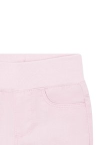 Pantalon en mélange de coton rose clair avec une taille douce, comportant une poche avant et une texture lisse. Détails de couture simples visibles.