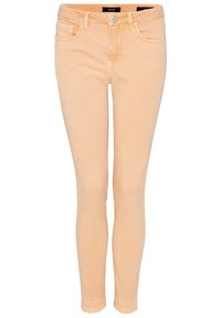 Jeans ajustados de color melocotón, hechos de mezclilla, con cinco bolsillos, cierre frontal con botón y un dobladillo ligeramente rasgado.