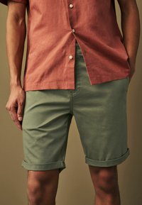 Next GARMENT DYE - REGULAR FIT - Rövidnadrágok - khaki green