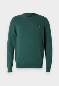 Πράσινο πλεκτό πουλόβερ με στρογγυλή λαιμόκοψη, μακριά μανίκια και κίτρινο κεντημένο λογότυπο στο αριστερό στήθος. Λεπτή εφαρμογή με λεία υφή.