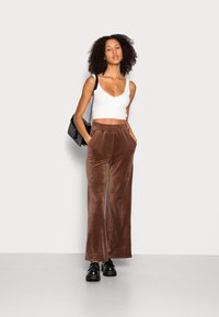 Hollister Co. WIDE LEG - Calças de fato de treino - camel
