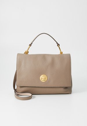 Sac en cuir taupe, avec un design structuré, des finitions en or, une anse supérieure et une bandoulière amovible.