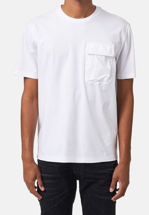 T-shirt blanc à manches courtes en coton, doté d'une poche poitrine, d'un col rond et d'une coupe décontractée. Le tissu semble lisse et léger.
