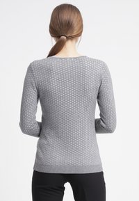Grau gestrickter Pullover mit langen Ärmeln, Rundhalsausschnitt, strukturiertem Muster und geripptem Saum. Leichtes Material mit weicher Haptik.
