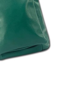 Groene leren tas met een gladde textuur, rechthoekige vorm, zachte randen en minimale naden. Geen zichtbare hardware of patronen.