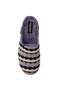 Pantofole a righe in grigio, nero e crema, con una parte superiore in tessuto morbido e una foderatura interna morbida. Presentano una punta arrotondata e un design slip-on.