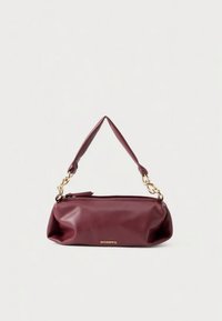 Sac à main en cuir bordeaux de forme arrondie avec des accents en chaîne dorée. Dispose d'une fermeture éclair et d'une poignée courte et incurvée.