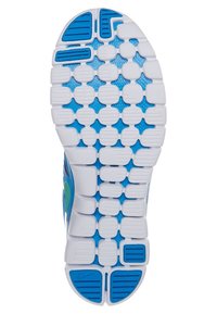 Suela de zapatilla azul y blanca con un patrón texturizado que presenta hendiduras en forma de estrella y círculos para mayor agarre. Incluye acentos en tonos azules variados.