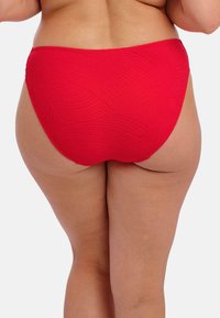 Rode high-waisted bikini onderkant met geweven golfpatronen. Het ontwerp heeft een gladde afwerking en volledige achterbedekking.
