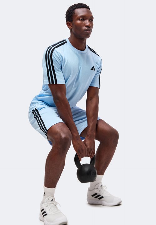 adidas ESSENTIALS 3 STRIPES LEFT CHEST - Sports T-shirt - clear sky/black — foto 4