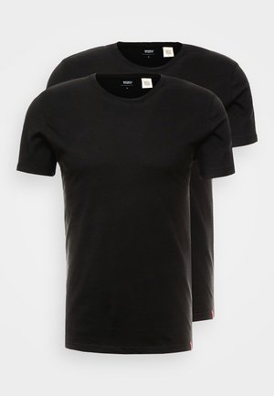 Två svarta bomull t-shirts med korta ärmar och rund halsringning. Har en enkel design med en etikett på insidan av kragen och små röda detaljer.