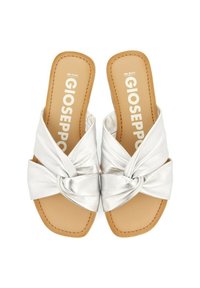 Sandalias deslizantes de satén plateado con un diseño anudado, punteras cuadradas y suelas de cuero sintético en tono marrón. Marca Gioseppo visible en las plantillas.