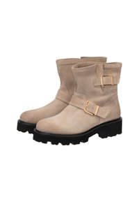 Stivaletti alla caviglia in suede beige con suole nere spesse, caratterizzati da due fasce con cinturini dorati su ogni stivaletto.