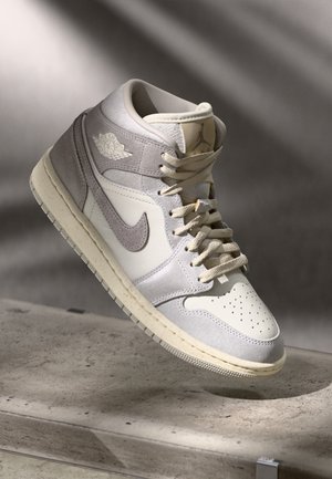 AIR JORDAN 1 MID SE V2 - Sneakers hoog - light iron ore/enigma stone/pale ivory/oatmeal