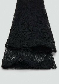 Čierna čipková tkanina s prepracovanými kvetinovými vzormi, textúrovanými okrajmi a ľahkou, priesvitnou kvalitou vhodnou na oblečenie alebo doplnky.