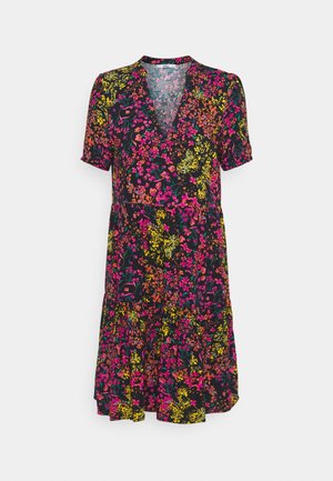 Kort zwart jurkje met levendige roze, gele en oranje bloemenpatronen, korte mouwen en een V-hals.