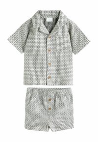 Kurzarmpyjama-Set aus kariertem Stoff in Hellgrau und Weiß, bestehend aus einem Hemd mit Kragen und Tasche sowie passenden Shorts mit Kordelzug und Holzknöpfen.