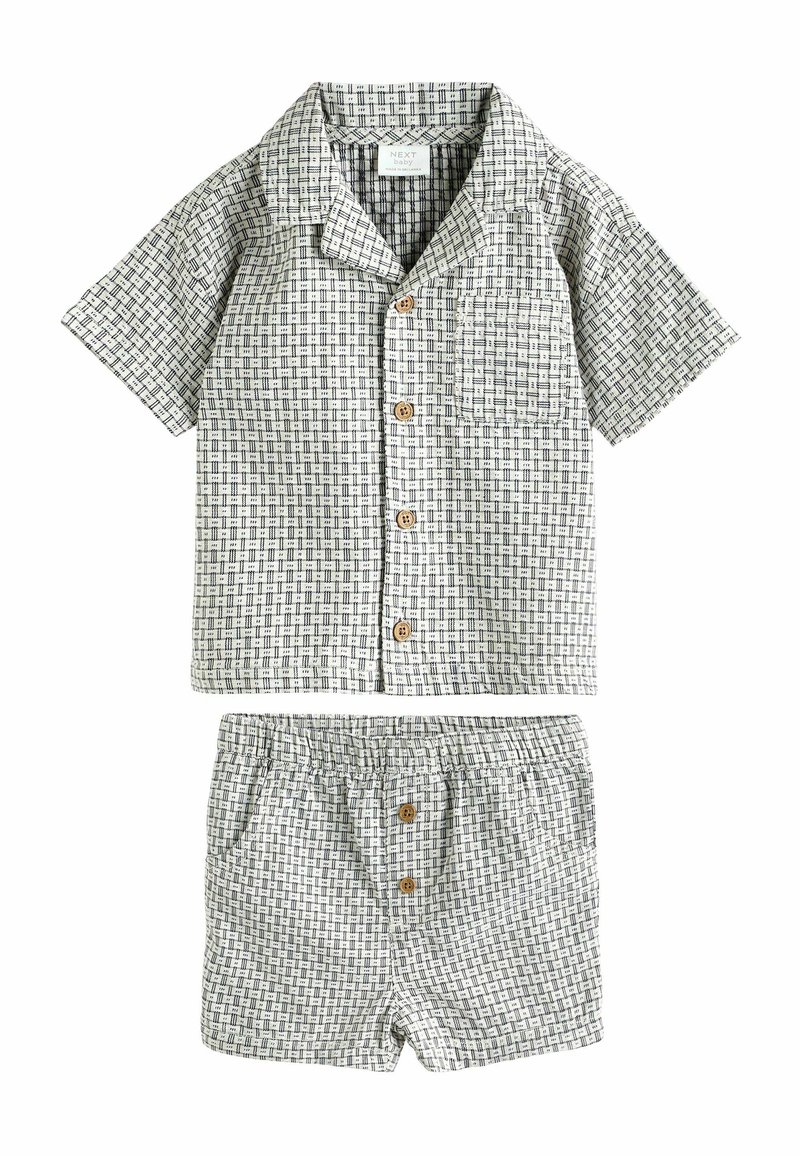 Kurzarmpyjama-Set aus kariertem Stoff in Hellgrau und Weiß, bestehend aus einem Hemd mit Kragen und Tasche sowie passenden Shorts mit Kordelzug und Holzknöpfen.