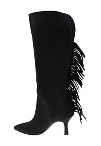 Stivale nero in suede alto fino al ginocchio con punta affusolata e tacco a stiletto; presenta frange lungo la parte posteriore per un tocco di texture e dettaglio in più.