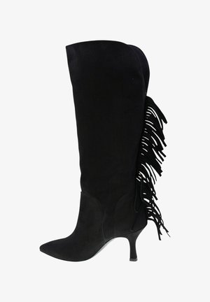 Stivale nero in suede alto fino al ginocchio con punta affusolata e tacco a stiletto; presenta frange lungo la parte posteriore per un tocco di texture e dettaglio in più.