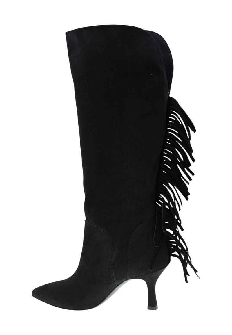 Stivale nero in suede alto fino al ginocchio con punta affusolata e tacco a stiletto; presenta frange lungo la parte posteriore per un tocco di texture e dettaglio in più.