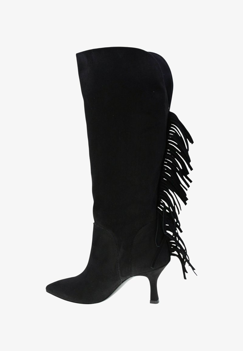 Botte en suède noire, jusqu'au genou, avec un bout pointu et un talon aiguille ; présente des franges le long du dos pour ajouter de la texture et du détail.