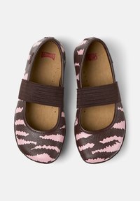 Zapatos de estampado marrón y rosa con punta redondeada y correa elástica. Fabricados en material sintético con una superficie texturizada e interior beige.