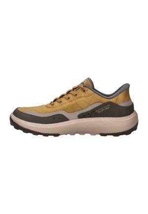 Low-top sneaker met een lichtbruine gewatteerde bovenkant, grijze en olijfgroene overlays, een dikke witte zool en veters aan de voorkant, met het label Skechers Slip-Ins.