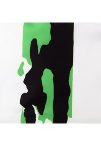 Gestructureerde stof met een gedurfde abstracte ontwerp in groen, zwart en wit, met de nadruk op onregelmatige vormen en vloeiende patronen.