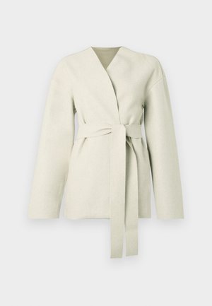 Veste gris clair style kimono en tissu doux. Présente un col en V, des manches longues, et une ceinture assortie à nouer à la taille.