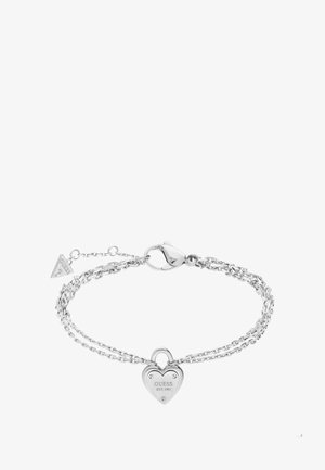 Bracelet plaqué argent avec un charm en forme de cadenas en cœur, doté de deux chaînes reliées, d'un fermoir et d'une petite étiquette triangulaire.