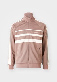 Chaqueta deportiva de poliéster rosa con cuello alto, cremallera completa y franjas horizontales blancas en el pecho y las mangas. Presenta dos bolsillos laterales.