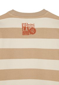 Streifenbeige und cremefarbene T-Shirt mit Rundhalsausschnitt. Auf der Rückseite befindet sich ein Druckdesign mit "Hola Cancun" und einem Kaktusmotiv.