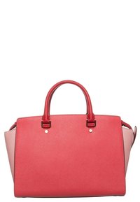 Borsa a mano bicolore rossa e rosa con forma strutturata, dotata di doppi manici, dettagli in hardware dorato e superficie testurizzata.