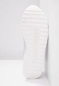 Vit sneaker med en strukturerad gummisula. Har "CANDICE COOPER" präglat på sidan. Slät tygöverdel i ljusgrå.