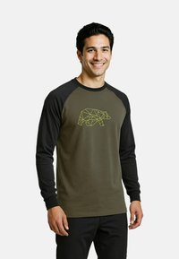 Maglietta a manica lunga con un corpo di un verde oliva scuro e maniche raglan nere. Presenta una grafica geometrica di un orso in giallo brillante sul davanti.