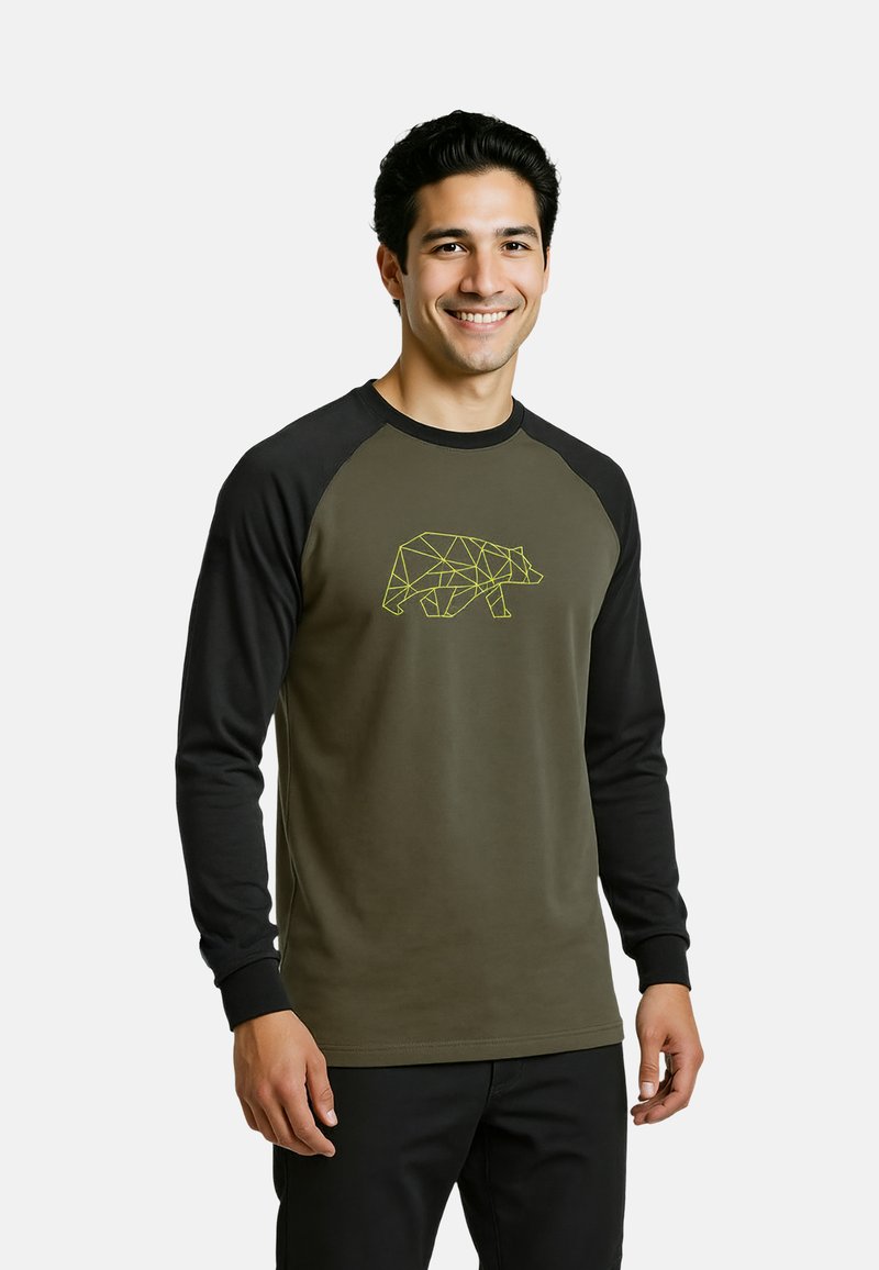 Maglietta a manica lunga con un corpo di un verde oliva scuro e maniche raglan nere. Presenta una grafica geometrica di un orso in giallo brillante sul davanti.